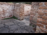 08514 ostia - regio v - insula iii - caseggiato dei lottatori (v,iii,1) (haus der ringer) - ostseite - mitte - bli ri suedosten - 01-2024.jpg